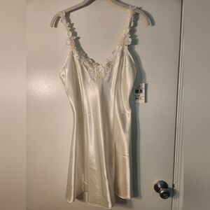 NWT California Dynasty Elegant Cream Lace-Trimmed Nightgown Size Small